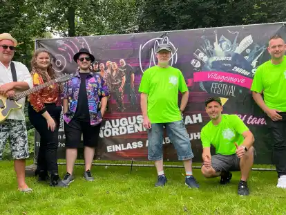Freuen sich auf das Villagemove-Festival in Friedrich-August-Hütte (von links): Claus Schultze, Lisa Schlesies-Janssen und Jan Kohrt von der Band UB Projekt sowie die Veranstalter Peter Kleemann, Sven Nocker und Christoph Gebel