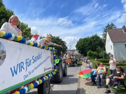 Bunt, laut, fröhlich: Der Festumzug der Sander Vereine und Gruppen zog bei schönstem Sommerwetter durch Sande und ließ Bonbons auf die vielen feienden Menschen am Straßenrand regnen.