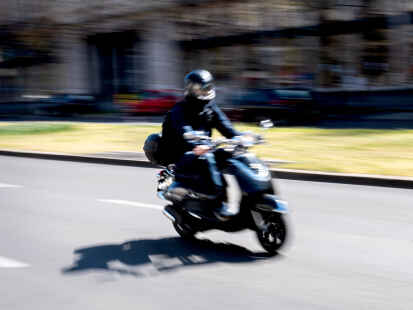 Mit einem Motorroller ist ein 20-Jähriger vor der Polizei geflüchtet (Symbolbild).