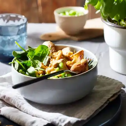 Punktet mit Proteinen: Die Kartoffel-Fitness-Bowl mit Cashewkernen und Kichererbsen ist vielseitig und einfach zubereitet.