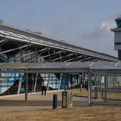 Der Flughafen London Southend bleibt nach dem Absturz eines Geschäftsflugzeugs vorübergehend geschlossen.