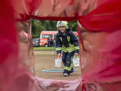 Hinter den Kulissen bei den Brandlöschern: Sowohl beim Tag der Helfer am 3. August in Oldenburg als auch beim Tag der Feuerwehr in Werdum am 9. August kommen kleine Feuerwehr-Fans auf ihre Kosten.