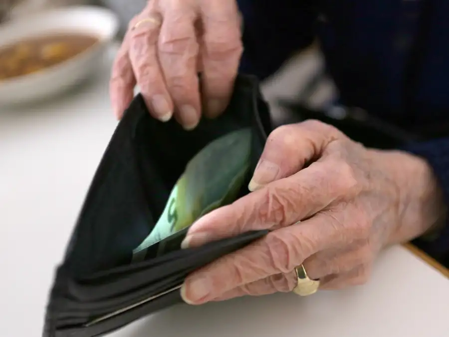 Old-age poverty in Emden: Many pensioners forgo social assistance to which ...