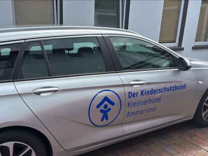 Die gestohlenen Fahrzeuge tragen auch das markante Logo des Kinderschutzbundes.