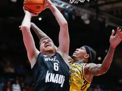 Blockt seine Gegner gerne: Oldenburgs Zugang Michale Kyser (rechts, im Trikot von Hapoel Holon) gegen den Würzburger Maximilian Ugrai