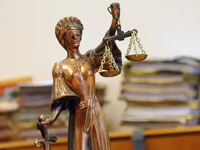 Ein Mann aus Vechta steht vor Gericht, weil er Zeugen im Ahlhorner Vergewaltigungsprozess beeinflusst haben soll. (Symbolbild)
