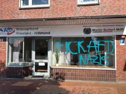 Mit blauer Farbe ist das Büro von Martin Sichert in Wittmund am Wochenende beschmiert worden.