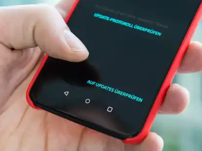 Wer Updates ignoriert, erleichtert es Kriminellen, Geräte mit Schadsoftware zu infizieren und an sensible Daten und Informationen zu gelangen.