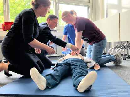 Falko Mohrs probiert sich im Trainingszentrum der Universitätsmedizin an der Simulation einer Reanimation. Es war nicht die einzige Lernerfahrung für den niedersächsischen Wissenschafts- und Kulturminister.