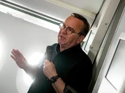 Der Verteidigungsminister auf dem Weg zu seinem ersten Besuch in Washington, seit Donald Trump US-Präsident ist.