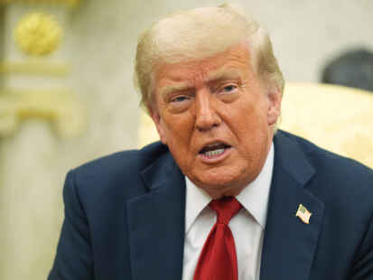 US-Präsident Donald Trump spricht während eines Treffens mit NATO-Generalsekretär Rutte im Oval Office des Weißen Hauses.