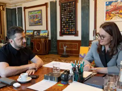 Der ukrainische Präsident Wolodymyr Selenskyj beauftragt die stellvertretende Ministerpräsidentin Julia Swyrydenko mit einer Regierungsumbildung.