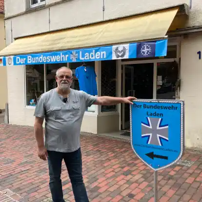 Gunter Demel verkauft im „Bundeswehr-Laden“ in Jever Originalstücke der Bundeswehr.