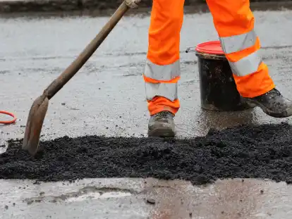 In diesem Jahr sollen die Brücke in der Raiffeisenstraße in Remels verbreitert und die Kreuzung Ostertorstraße/Schützenstraße saniert werden. Die Niedersächsische Landesbehörde für Straßenbau und Verkehr gibt eine Übersicht zum aktuellen Sachstand.
