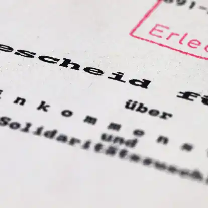 Nur noch für wenige Pflicht: Den Solidaritätszuschlag zahlen heute vor allem Gutverdiener und Kapitalanleger.