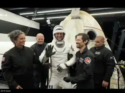 Der Pole Slawosz Uznanski-Wisniewski beim Verlassen der SpaceX-Kapsel auf einem Bergungsschiff.