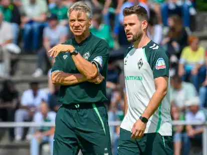 Bleibt stets ruhig und gelassen: Werder-Trainer Horst Steffen(links) im Gespräch mit Co-Trainer Raphael Duarte