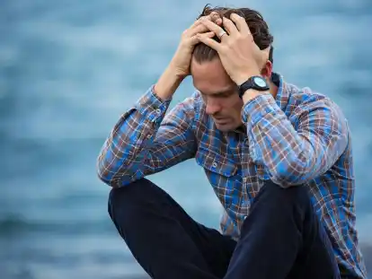 Auch Männer können Hormonschwankungen zu schaffen machen.