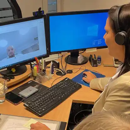 Ina Wiemers vom Bürgerservice der Stadt Schortens demonstriert im Livechat mit ihrem Kollegen Sarom Siebenhaar, wie Bürger künftig online durch ihre Anliegen und Formulare geführt werden.