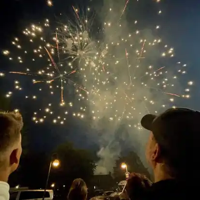 Mit einem Feuerwerk über dem Rathaus endete am Montagabend der 75. Sander Markt.