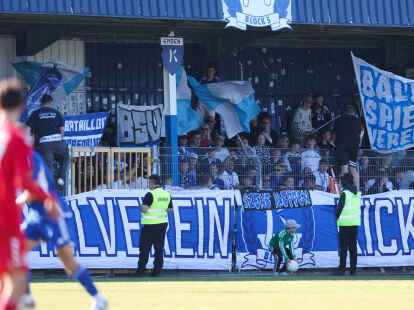 Auftakt unter Freunden: Die Emder Ultras aus Block 5 pflegen bekanntlich mit dem SV Meppen eine langjährige Fanfreundschaft.