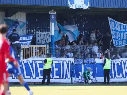Auftakt unter Freunden: Die Emder Ultras aus Block 5 pflegen bekanntlich mit dem SV Meppen eine langjährige Fanfreundschaft.