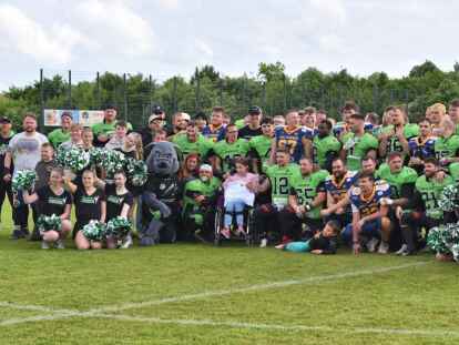 Die Delmenhorst Bulldogs mit ihrem Edelfan Aliyah und Mutter Jacqueline bei einem Heimspiel auf der DTB-Anlage.