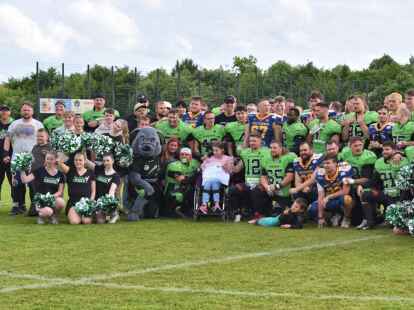 Die Delmenhorst Bulldogs mit ihrem Edelfan Aliyah und Mutter Jacqueline bei einem Heimspiel auf der DTB-Anlage.