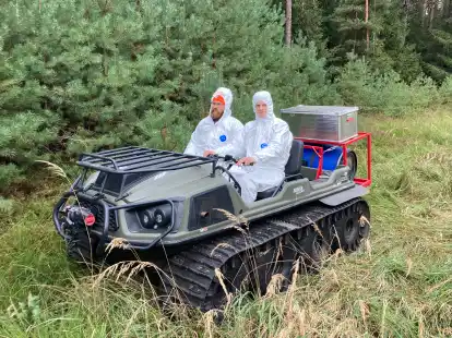 Die Fachkräfte der AN-Vorsorgegesellschaft Johannes Popenheim (von links) und Paul Quast fahren einen Spezialwagen für die Kadaverbergung.