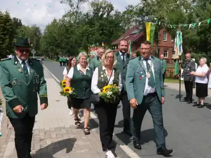 Schützenfest in Frieschenmoor: Der Umzug durch den Ort mit dem neuen Königshaus war einer der Höhepunkte.
