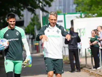Haben Spaß: Werder-Torwart Michael Zetterer und Trainer Horst Steffen
