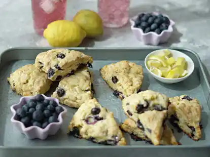 Innen fluffig, außen kross: Die Blaubeer-Scones haben die Form von handlichen Tortenstückchen.