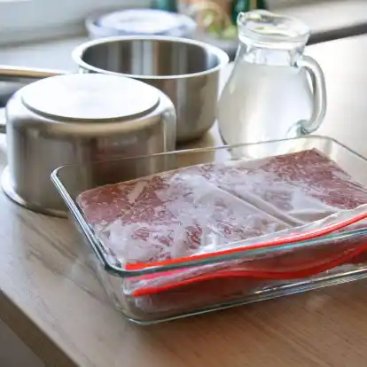 Lässt sich Hackfleisch mit Hilfe von zwei Töpfen und warmem Wasser schneller auftauen?