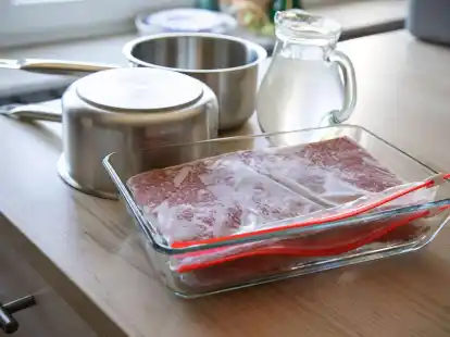 Lässt sich Hackfleisch mit Hilfe von zwei Töpfen und warmem Wasser schneller auftauen?
