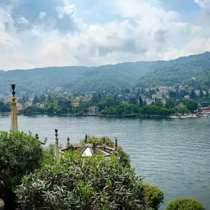 Inselperspektive: Blick von der Stufenpyramide der Isola Bella über See und Ufer.