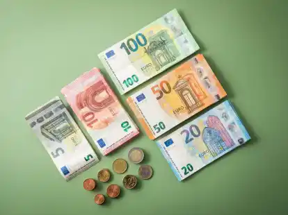 Trotz Leitzinssenkung bieten manche Banken noch über 2 % aufs Tagesgeld.