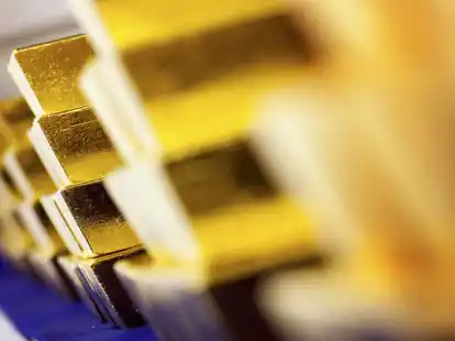 Der Goldpreis liegt derzeit auf einem enorm hohen Niveau. Weil sich die Entwicklung des Edelmetalls oft gegenläufig zu der von Wertpapieren verhält, empfehlen Experten eine Beimischung zur Geldanlage.