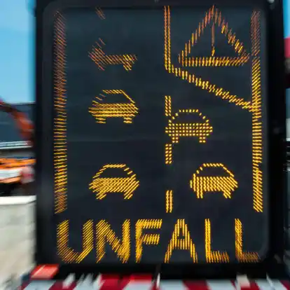Abwechselnd einordnen: So funktioniert das Reißverschlussprinzip, und der Verkehr fließt besser.