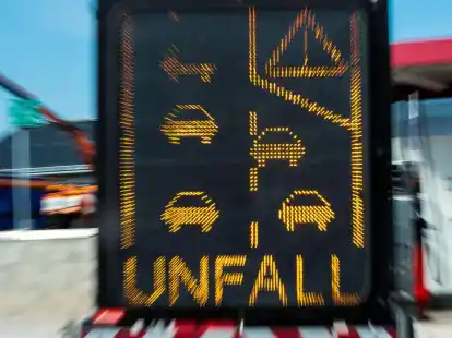 Abwechselnd einordnen: So funktioniert das Reißverschlussprinzip, und der Verkehr fließt besser.