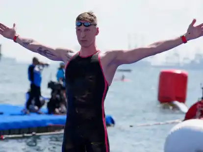 Florian Wellbrock feiert seinen WM-Titel.