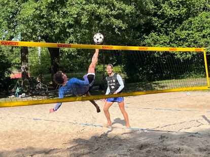Beim Footvolley darf der Ball mit allen Körperteilen über das Volleyball-Netz befördert werden – außer mit Händen und Armen. Zuweilen sieht das ganze sehr akrobatisch aus.