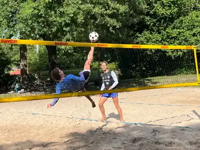Beim Footvolley darf der Ball mit allen Körperteilen über das Volleyball-Netz befördert werden – außer mit Händen und Armen. Zuweilen sieht das ganze sehr akrobatisch aus.