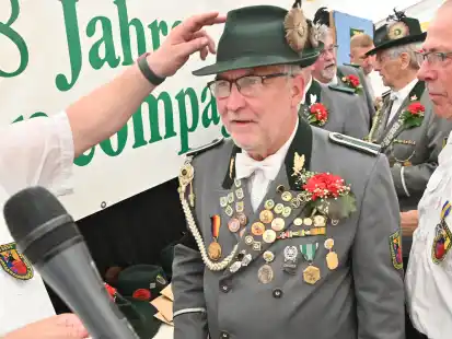 Achim Postert ist neuer Schützenkönig in Esens. Seine Krönung ruft heftige Kritik hervor - und ist eigentlich nicht vereinbar mit den Haltungen verschiedener Verbände.