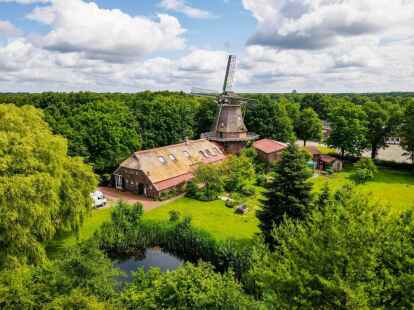 Ein Immobilien-Traum in Großefehn steht seit einiger Zeit zum Verkauf: Eine historische, funktionsfähige Mühle sucht einen neuen Besitzer – und mit ihr ein geräumiges Wohnhaus, Privatteich und vieles mehr.
