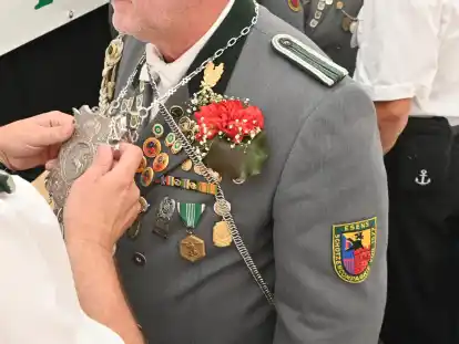 Der neue Schützenkönig in Esens steht in der Kritik. Das Verhalten des Vereins ist naiv, meint NWZ-Reporter Nicolas Reimer.