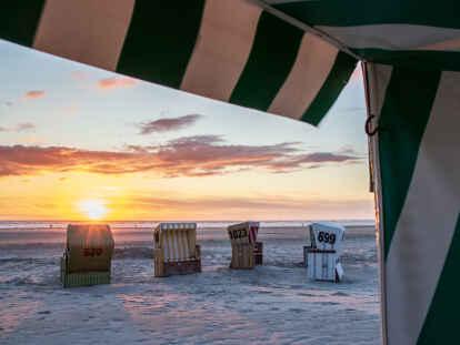 Der Blick aus dem Strandkorb auf den Sonnenuntergang ist auf Langeoog, wie auf diesem Foto, ab sofort nicht mehr kostenlos zu haben. Die Strandkörbe sind ab dieser Saison mit einem Gitter verschlossen, das nur digital zu öffnen ist.