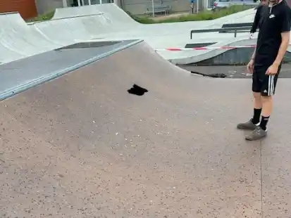 Ein Ärgernis für die Braker Skater: Unbekannte haben im Skatepark randaliert. Mit einem Gully wurde eine Rampe beschädigt.