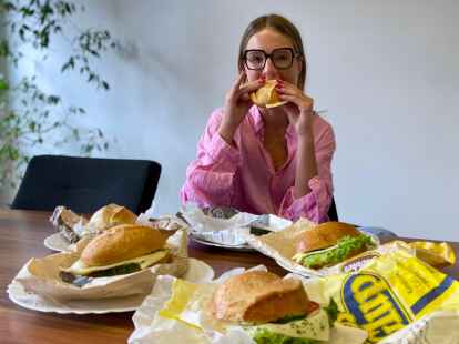 Fünf Brötchen, fünf Bäcker, ein Vergleich: NWZ-Volontärin Sophia Sachse testet, wo in Friesoythe das Käsebrötchen am besten schmeckt.