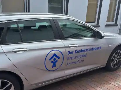 Die Autos tragen das markante Logo des Kinderschutzbundes.