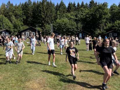 FERIENCAMPS WILDFLECKEN: Gelebte Gemeinschaft im Hüttendorf